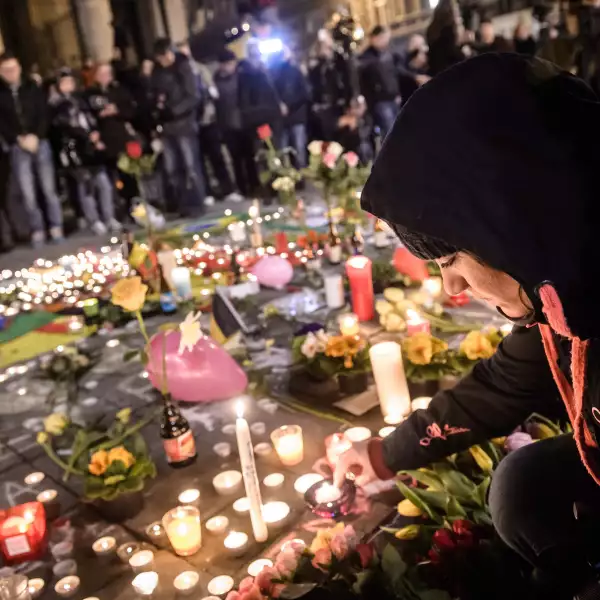 Las últimas semanas, miles de personas rindieron homenaje a las víctimas de los atentados. Uno de los más sentidos fue el memorial en la Place de la Bourse.