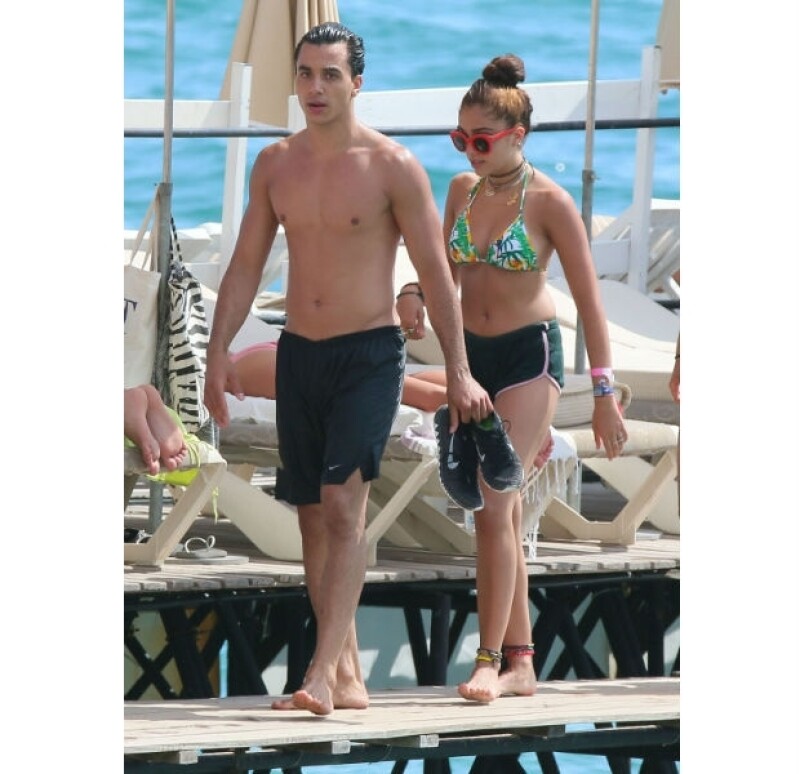 Timor acompañando a Lourdes durante sus recientes vacaciones en Cannes.