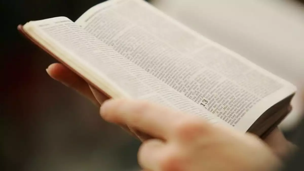 Un integrante de los Testigos de Jehová lee una biblia durante una de las reuniones de la organización