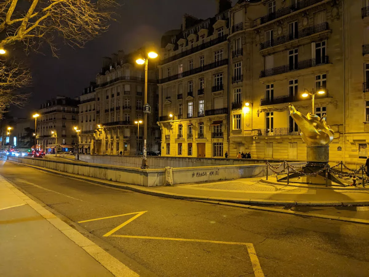 El Pont de l'Alma, donde murió en 1997 la princesa Diana de Gales