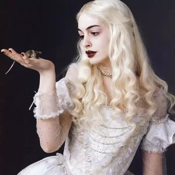 Una pálida Anne Hathaway será la Reina Blanca (The White Queen).