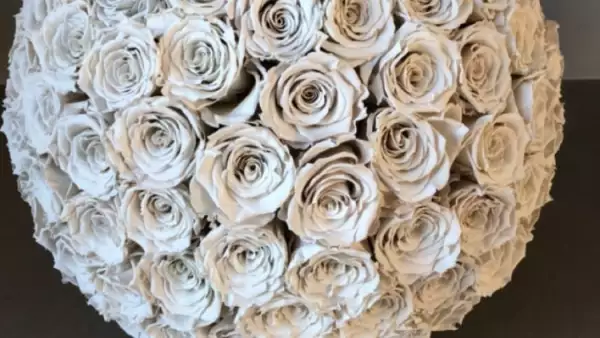 Kim Kardashian recibió decenas de flores por su cumple 37