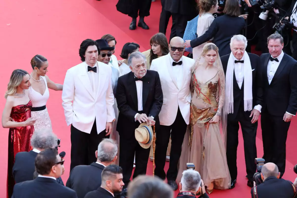 foto de Francis Ford Coppola al centro acompañado del elenco de Megalopolis, en su estreno en Cannes.
