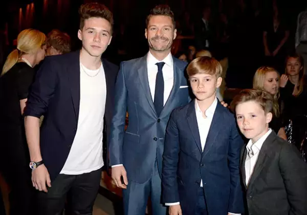 Los hijos de los Beckham fueron los más solicitados de la noche, aquí los vemos con el presentador Ryan Seacrest.