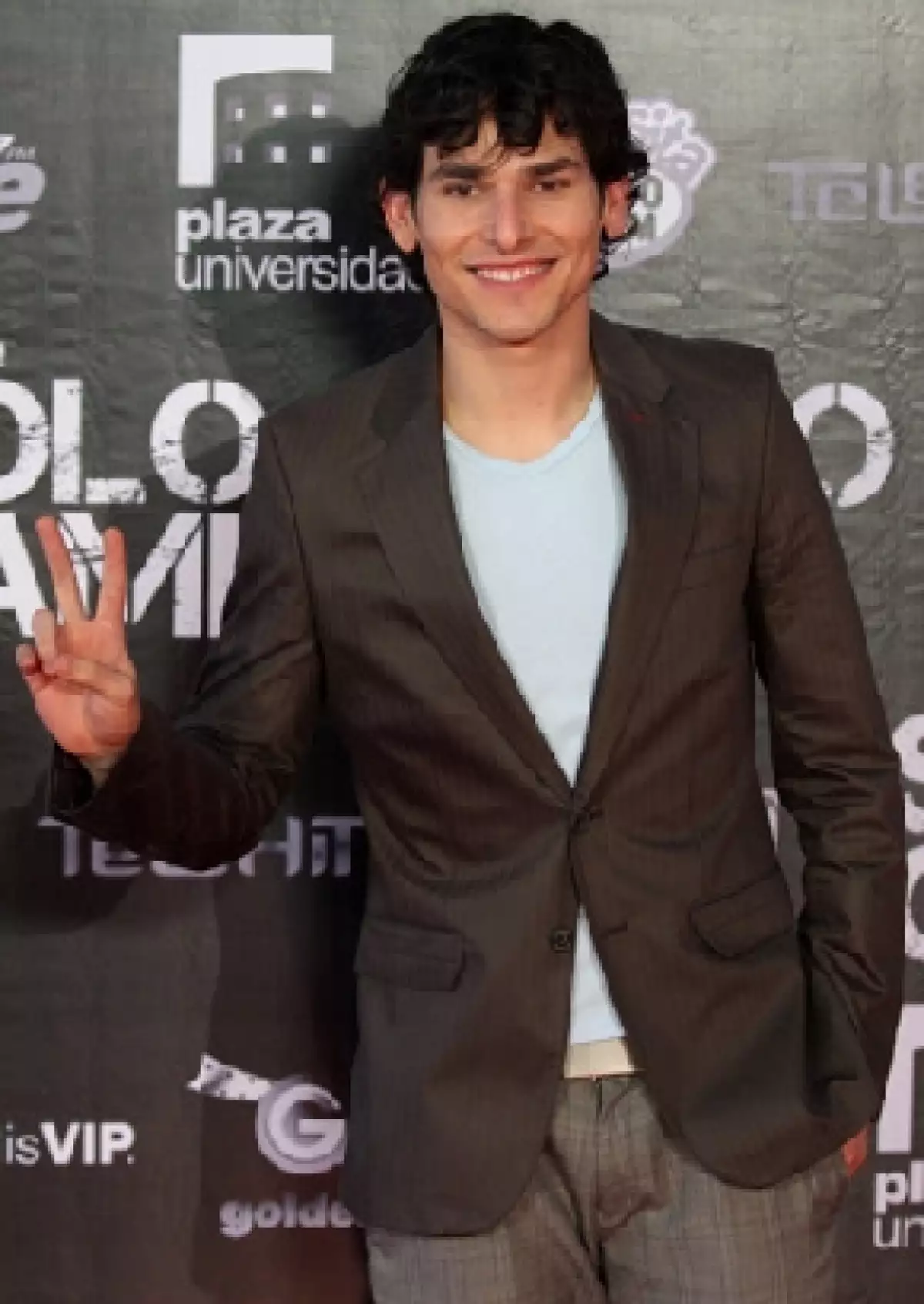 El cantante y actor mexicano se manifestó satisfecho de su participación en el montaje, al mismo tiempo que se prepara para el estreno de la película "Luna negra", de Marisa Sistach.