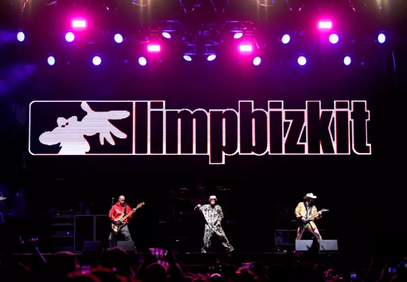 Foto de la banda Limp Bizkit en el escenario de Dana Point, California, en junio de 2019.