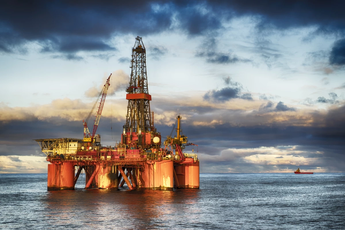 HDR of Offshore drilling rig at day