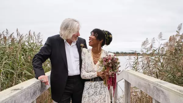 Roger Waters y  Kamilah Chavis.