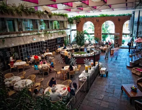 El hotel La Nueva Estancia es un hotel tipo boutique ubicado en el blvd. más importante de León, el López Mateos. Aquí una foto de su lobby y restaurante, de alta cocina.