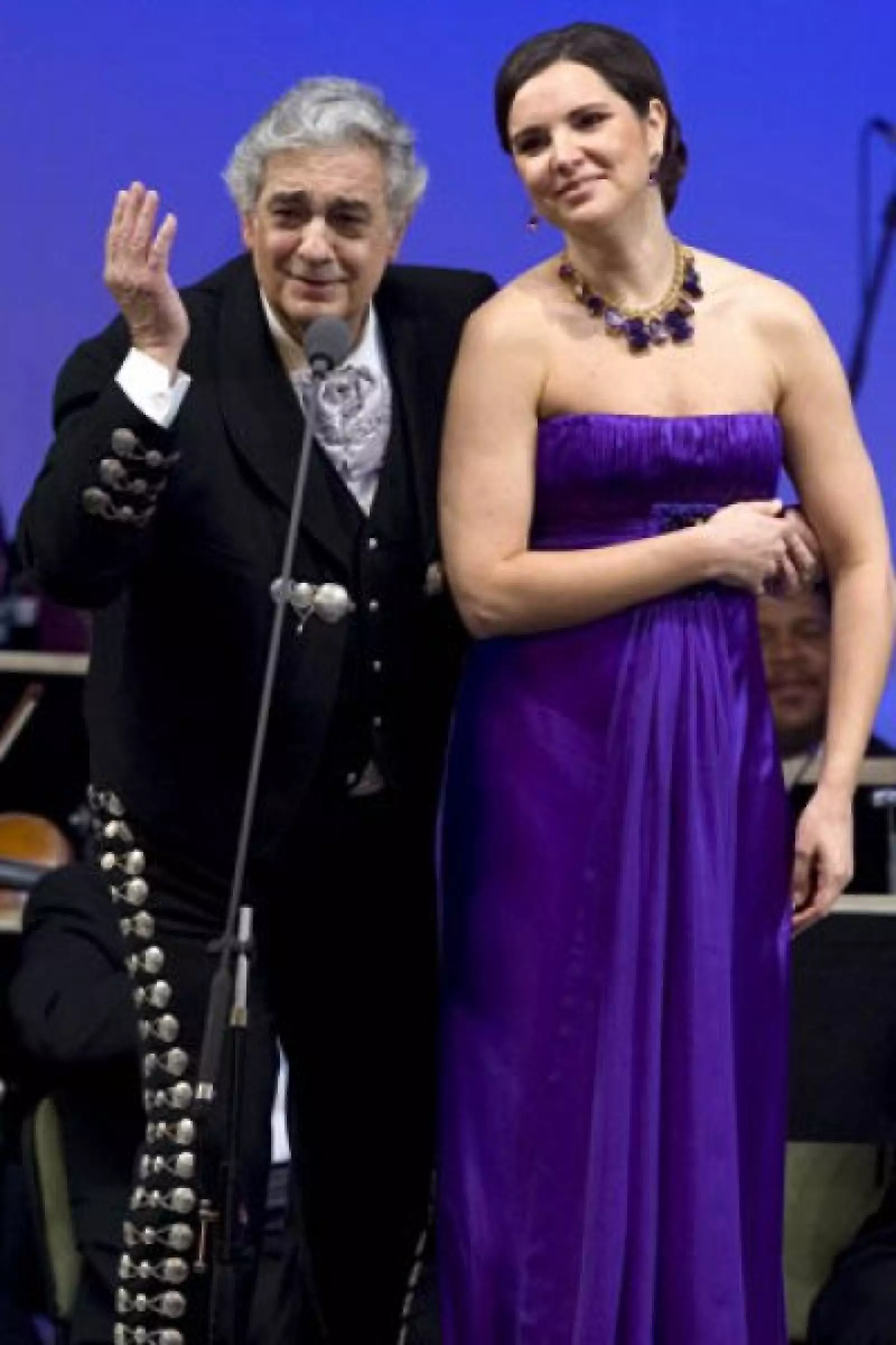 Los aplausos se intensificaron cuando el tenor concluyó su presentación a la mexicana.