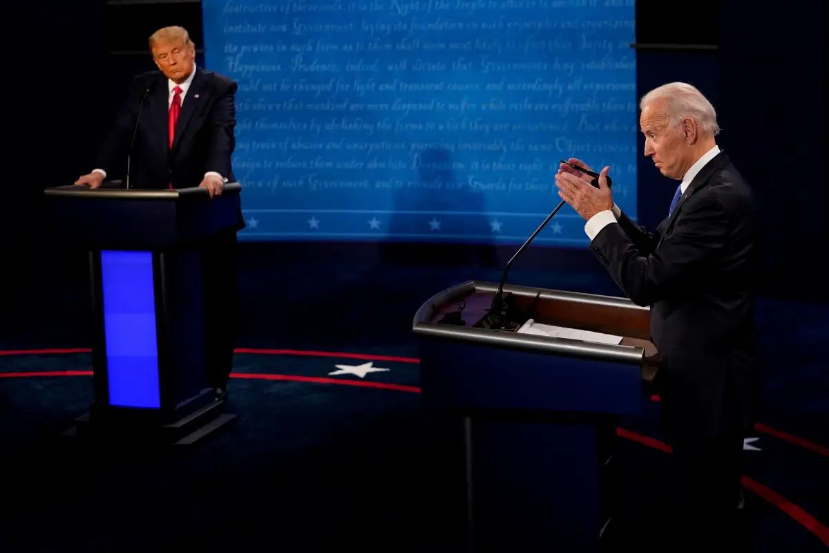 FOTO DE ARCHIVO: El candidato presidencial demócrata, el ex vicepresidente Joe Biden, responde a una pregunta mientras el presidente Donald Trump escucha durante el segundo y último debate presidencial en el Curb Event Center de la Universidad Belmont en Nashville, Tennessee, EE. UU., el 22 de octubre de 2020.