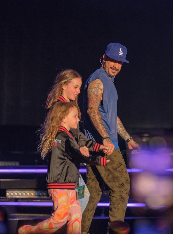 Backstreet Boys canta con sus hijos en concierto en Los Ángeles