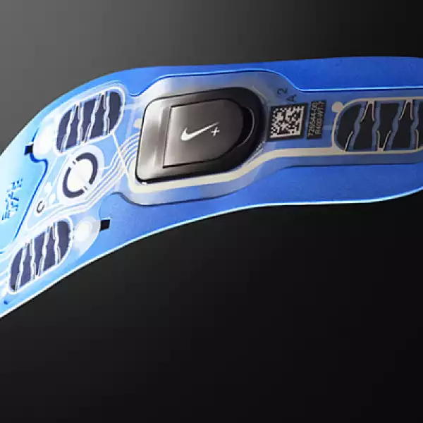 En la suela del zapato existe la tecnología necesaria para medir los resultados de los deportistas en aceleración, potencia, impacto, entre otros.