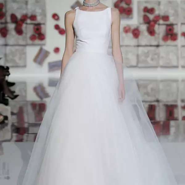 Vestido en A con olanes en la espalda.