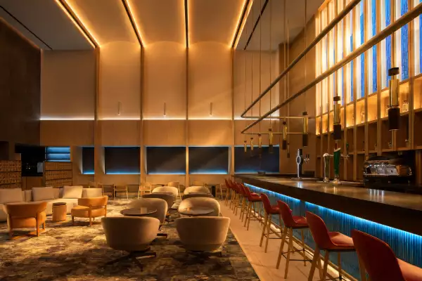 Salón premier AEROMÉXICO silas, sillones y una barra