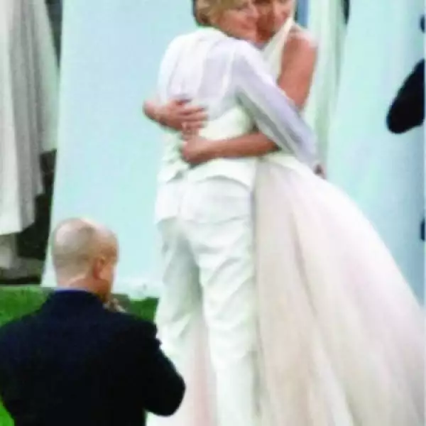 ELLEN DEGENERES Y PORTA DE ROSSI: CUESTIÓN DE PRINCIPIOS. Fue una ceremonia íntima a la que sólo asistieron 19 personas, entre las que estuvieron la madre de Ellen, Betty, y la de Portia, Margaret Rogers.