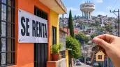 Una casa de iztapalapa con un anuncio de se renta y una mano sosteniendo las llaves. 