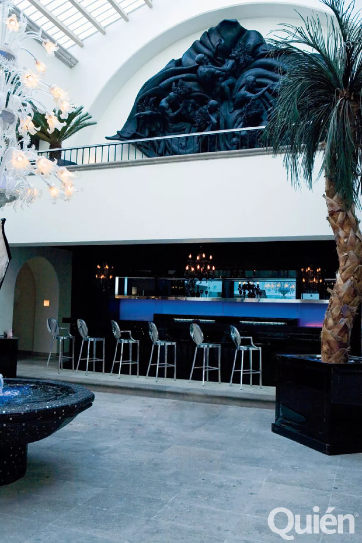 El bar es del diseñador Philippe Starck. Arriba una escultura de Anuar Maauad.