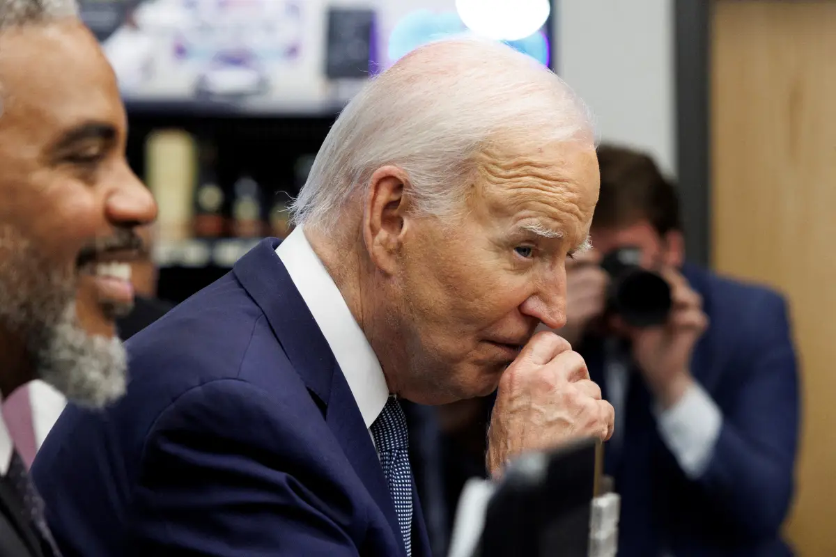El presidente de los Estados Unidos, Joe Biden, se frota la nariz mientras saluda a los compradores dentro de la tienda de comestibles Westside Market de Mario en Las Vegas, Nevada, EE. UU., el 16 de julio de 2024.
