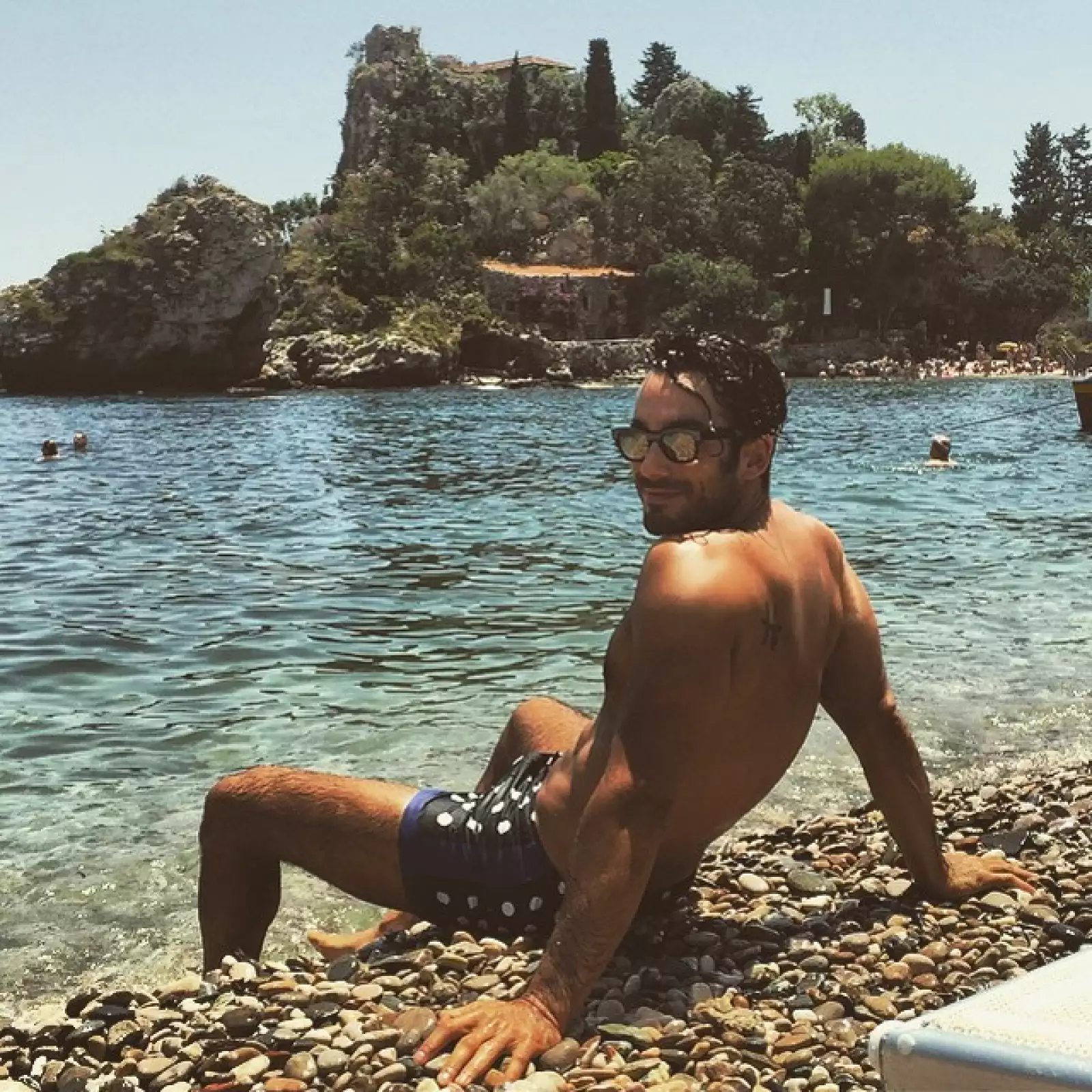 El guapo actor Aarón Díaz disfrutó recientemente de las playas de Italia.