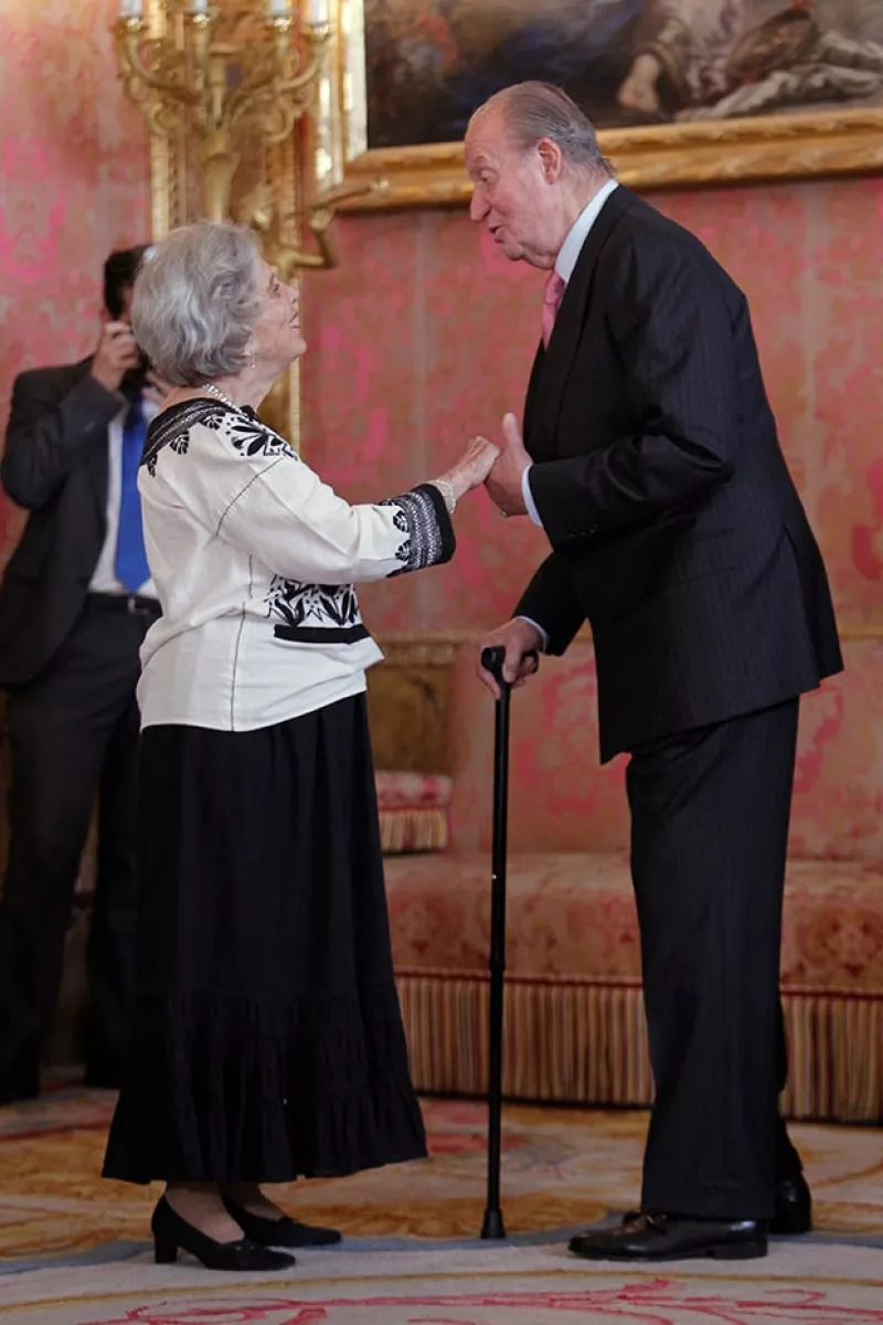 La escritora mexicana se reunió este martes con el Rey Juan Carlos y su familia en el almuerzo previo a recibir el Premio Cervantes en la Universidad de Alcalá de Henares.