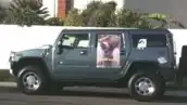 Al parecer la dirigente sindical mandó a poner carteles en cuatro camionetas en donde se ofrece una recompensa de mil dólares.