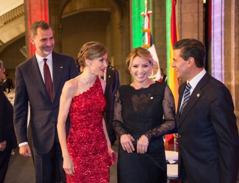 Mientras que Letizia optó por un vestido rojo del diseñador Felipe Varela, Angélica Rivera eligió uno de Alexia Ulibarri.