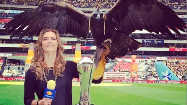Montserrat Oliver cubrió el partido y aprovechó para tomarse una fotografía con la espectacular mascota del América.