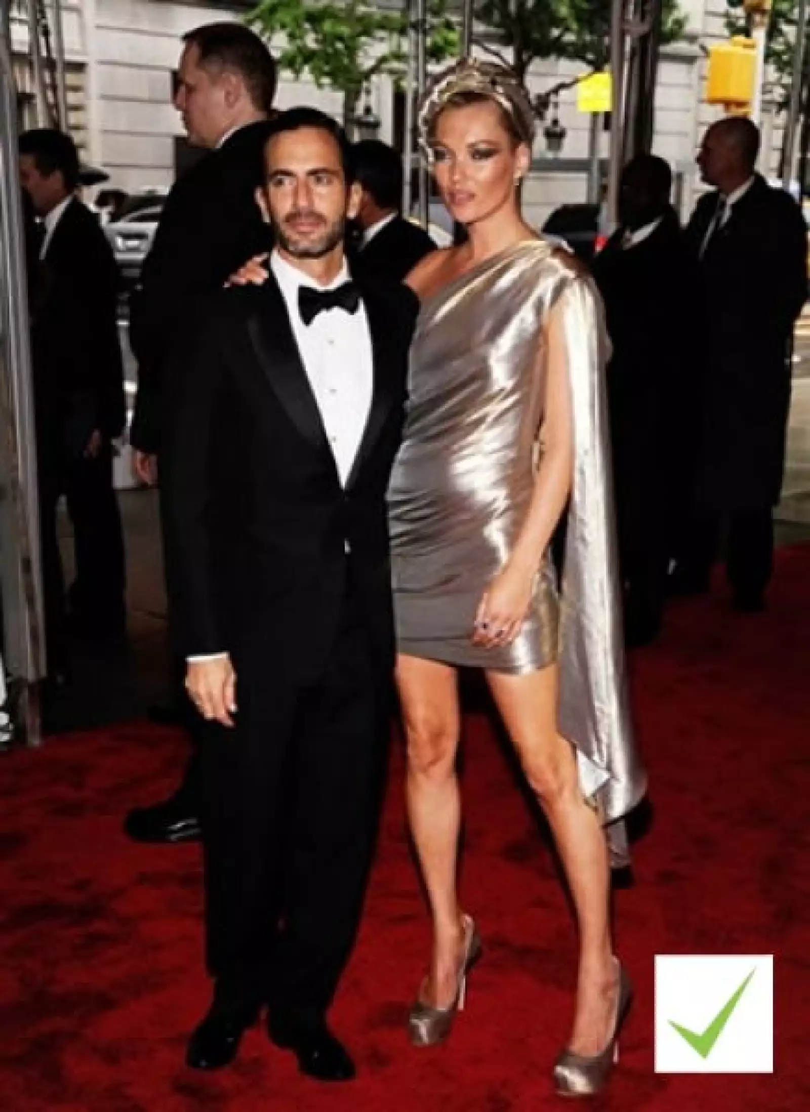 Kate Moss fue una de las anfitrionas, y sin duda quien se robó la noche con un vestido en lamé dorado de Marc Jacobs. El título de la exhibición, La Modelo como Musa, sin duda le quedó como anillo al dedo.