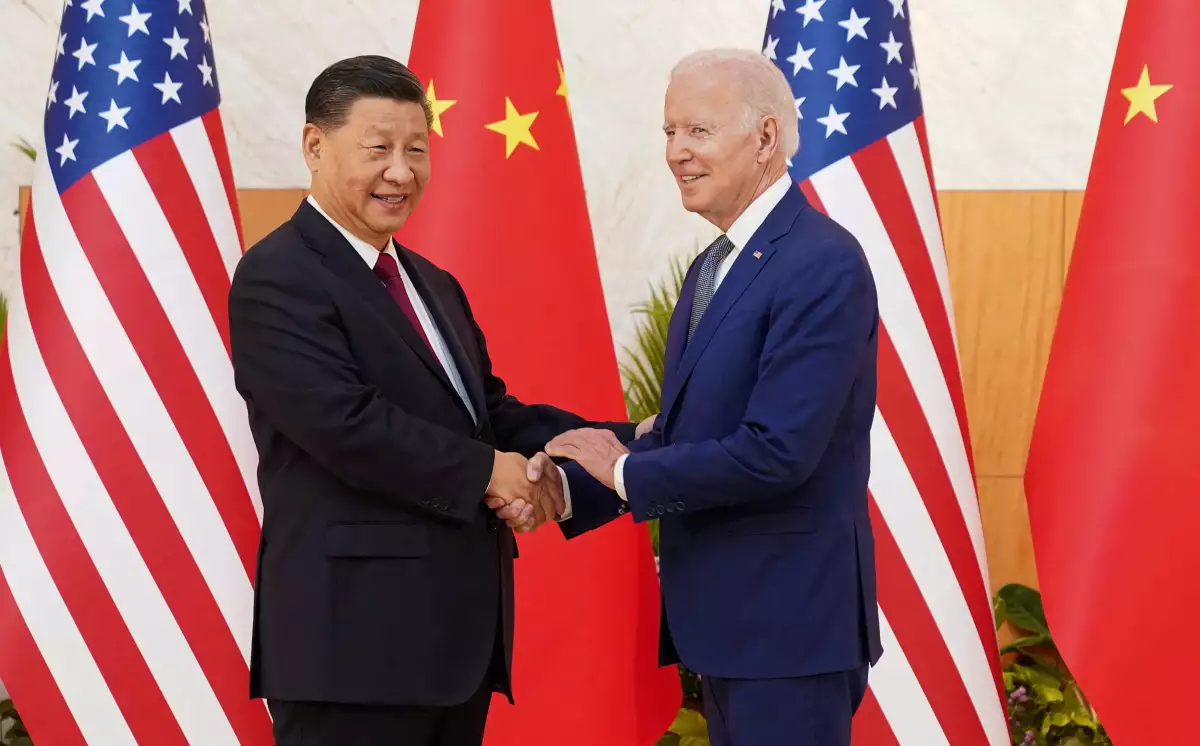 El presidente Joe Biden agita la mano del presidente china Xi Jinping en un encuentro en el marco de la cumbre de líderes del G2 en Bali, Indonesia. 