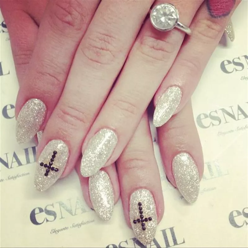 A través de Instagram, la especialista en moda presumió la joya que Matthew Mosshart le dio como símbolo de su próximo matrimonio, el cual es muy parecido a un arete de su papá.