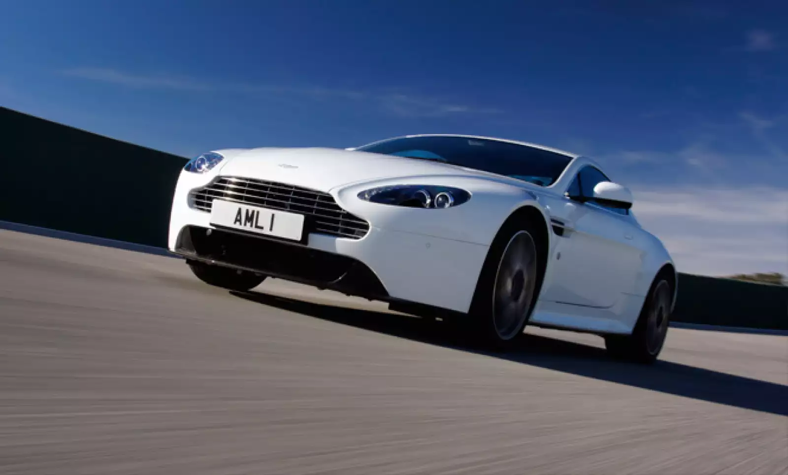 Un cuatro puertas que combina el lujo y la velocidad. Su sistema de frenado y suspensión no tiene igual en cuanto a control y precisión.