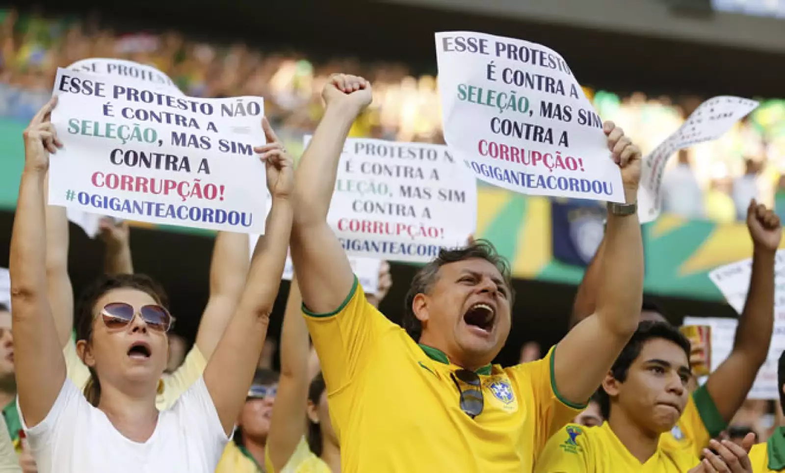 Futbolistas de la selección brasilelña como Fred o Hulk apoyan a los manifestantes, pero llaman a la paz.