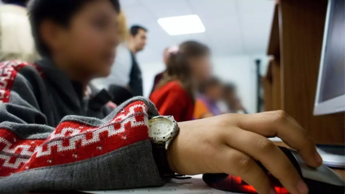 niños usan computadoras