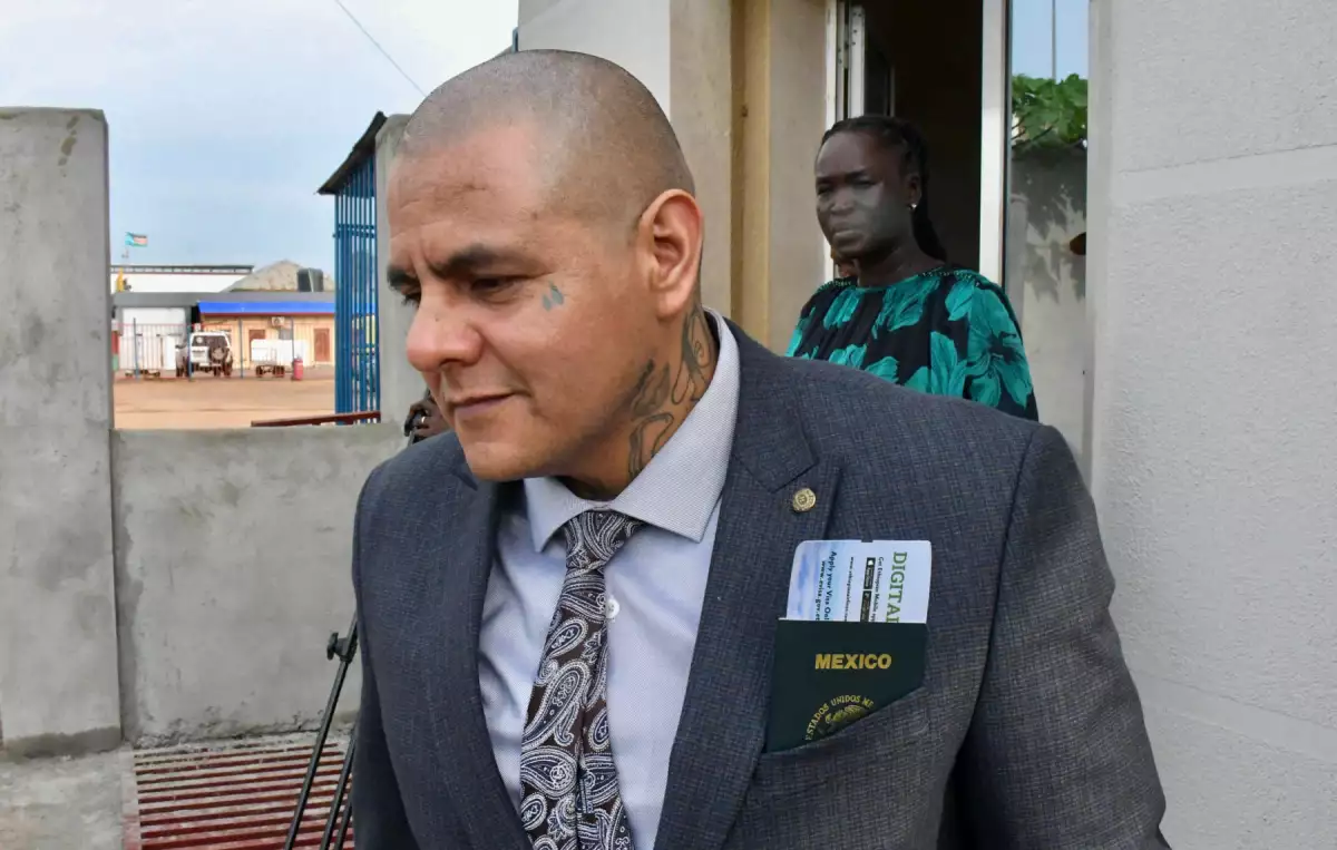 Jesús Muñoz-Gutierrez, un ciudadano mexicano, uno de los ocho hombres deportados allí desde los Estados Unidos bajo la represión migratoria del presidente de los Estados Unidos, Donald Trump, a Sudán del Sur, camina después de una conferencia de prensa antes de ser repatriado, en el Aeropuerto Internacional de Juba en Juba, Sudán del Sur, el 6 de septiembre de 2025.