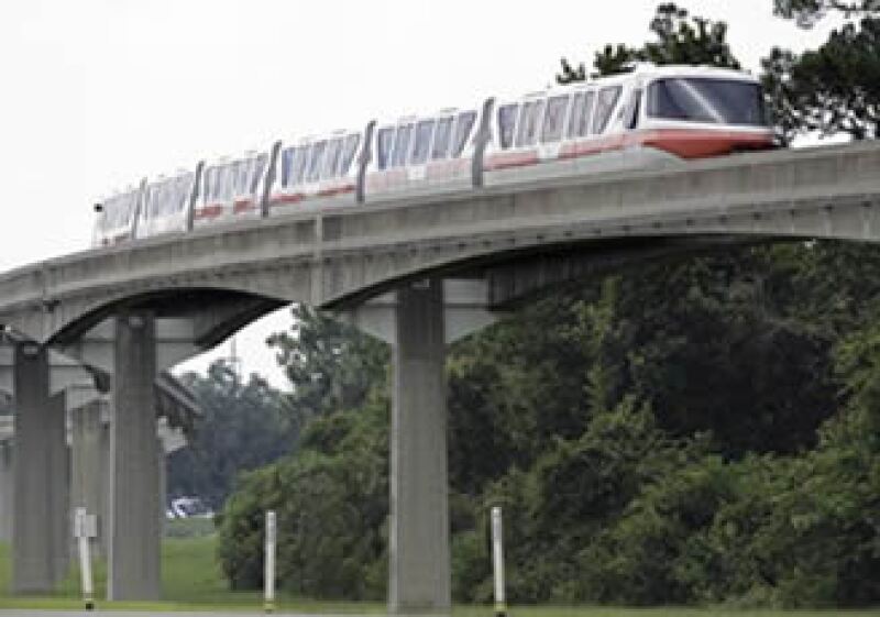 Un tren permanece detenido en una vía afuera del parque Walt Disney World, tras el accidente. (Foto: AP)