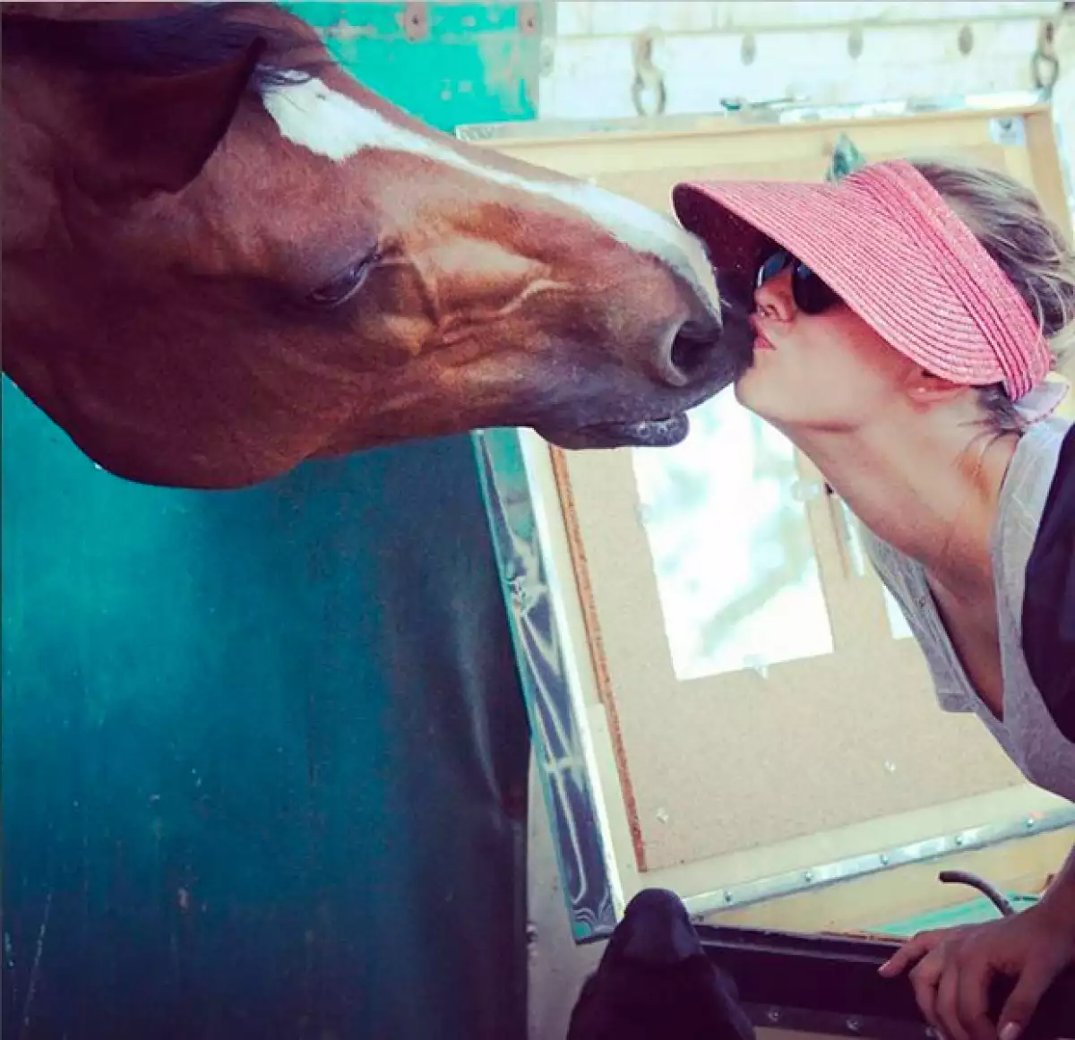 Kaley compitió con este yegua, a la que besó con cariño.