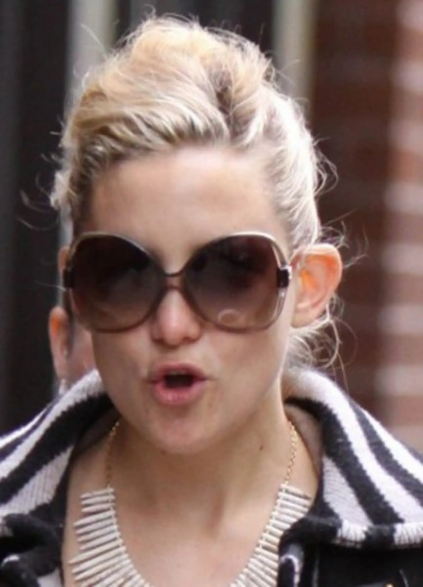 Parece como si Kate Hudson estuviera diciendo la cuarta vocal del abecedario.