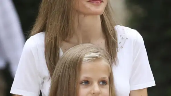 Los reyes de España y sus dos hijas, Leonor y Sofía, hicieron el posado veraniego en la entrada del Palacio de Marivent, en Mallorca, mostrando que ahora son ellos la familia real que `manda´ en casa.