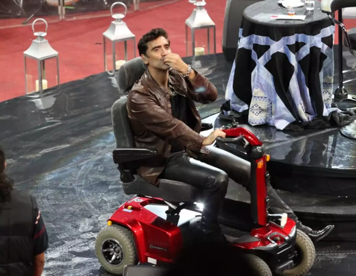 Alejandro Fernández salió a cantar al Palenque de León en un pequeño carro para mantener su rodilla operada inmóvil. Después de una vuelta olímpica se instaló en el centro del escenario. .
