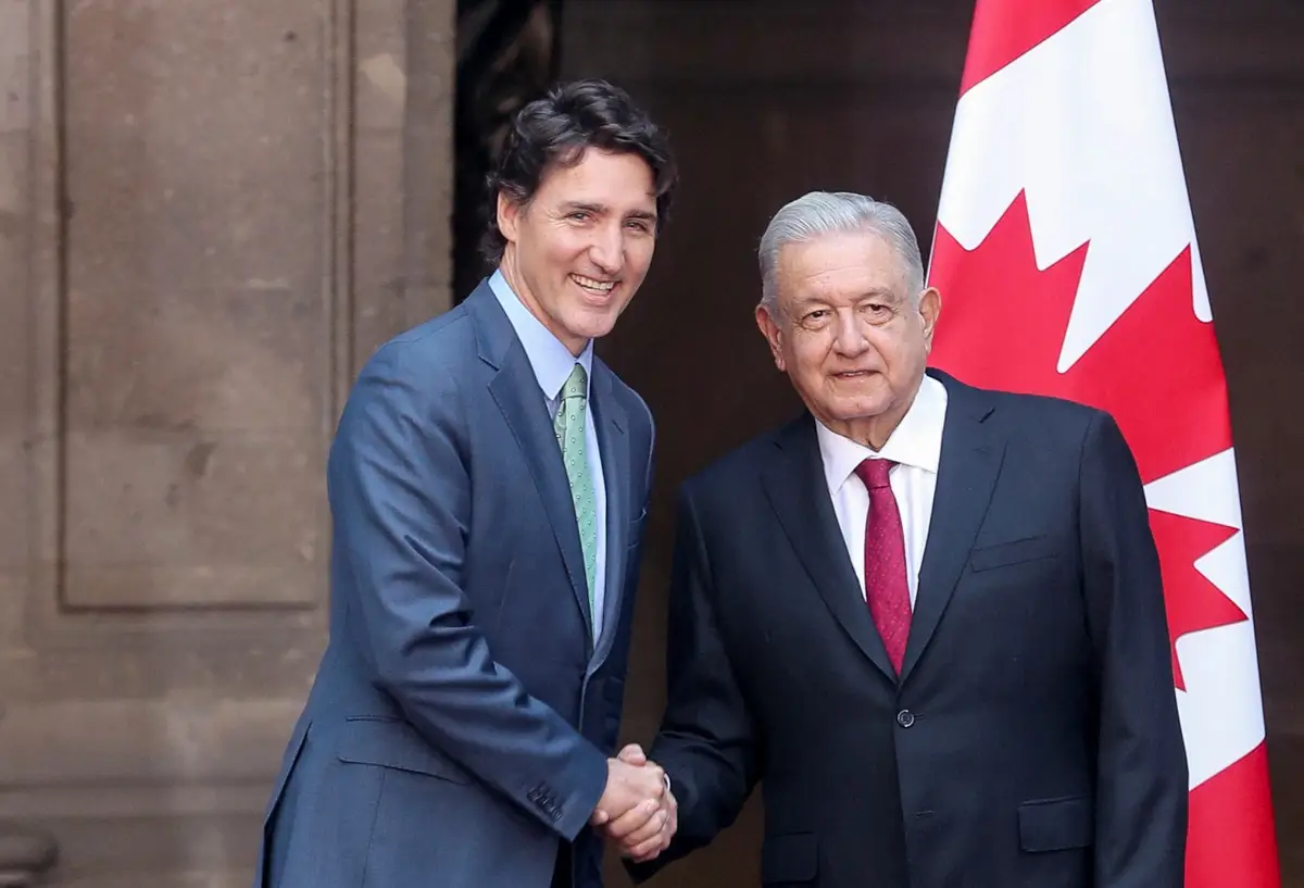 El primer ministro de Canadá, Justin Trudeau, y el presidente mexicano Andrés Manuel López Obrador saludan mientras asisten a una ceremonia oficial de bienvenida durante la Cumbre del Líder de América del Norte en el Palacio Nacional en la Ciudad de México, México, el 11 de enero de 2023.