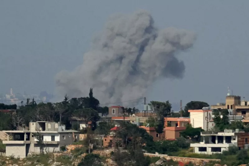 Esta fotografía tomada desde el sur de la zona libanesa de Marjayoun muestra humo que se eleva desde el lugar de los ataques aéreos israelíes que atacaron el pueblo de Zawtar al-Sharqiyah, el 3 de mayo de 2026.