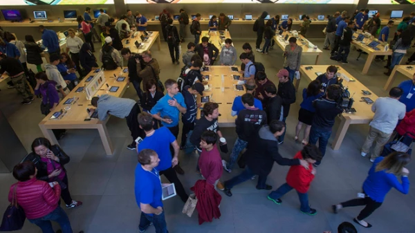 En Londres, Apple impuso un límite de compra de dos teléfonos por cliente, para evitar la reventa.