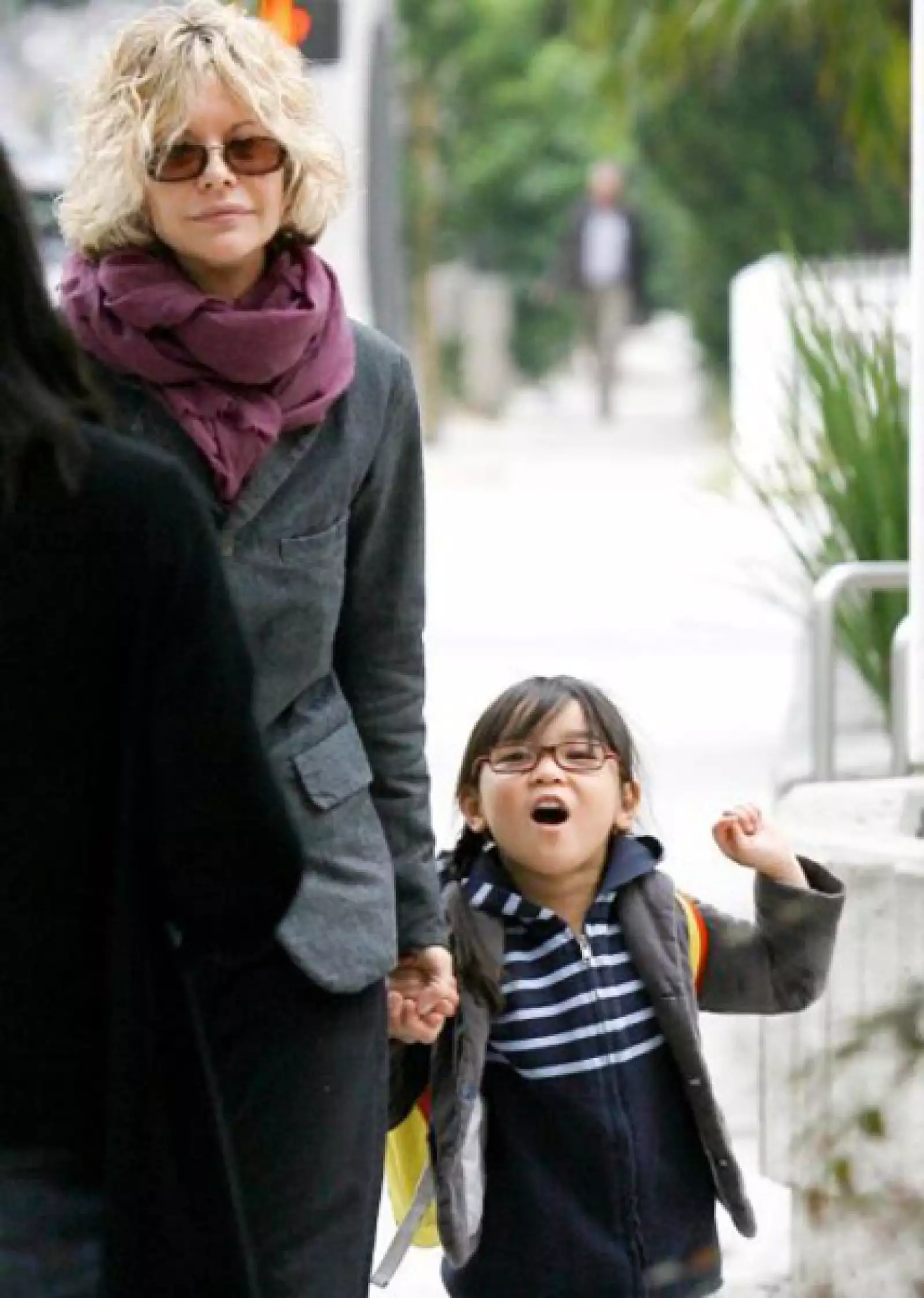 Meg Ryan también se desempeña muy bien como mamá.