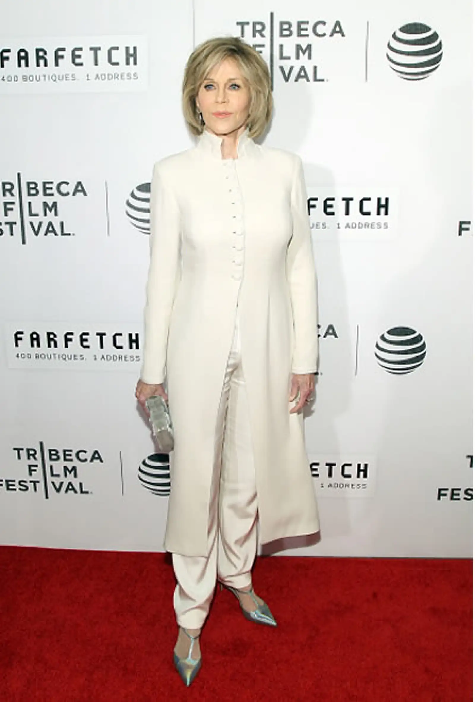 La actriz llegó a la inauguración del Tribeca Film Festival en un total look en blanco y joyería de la colección Genesis de H.Stern.