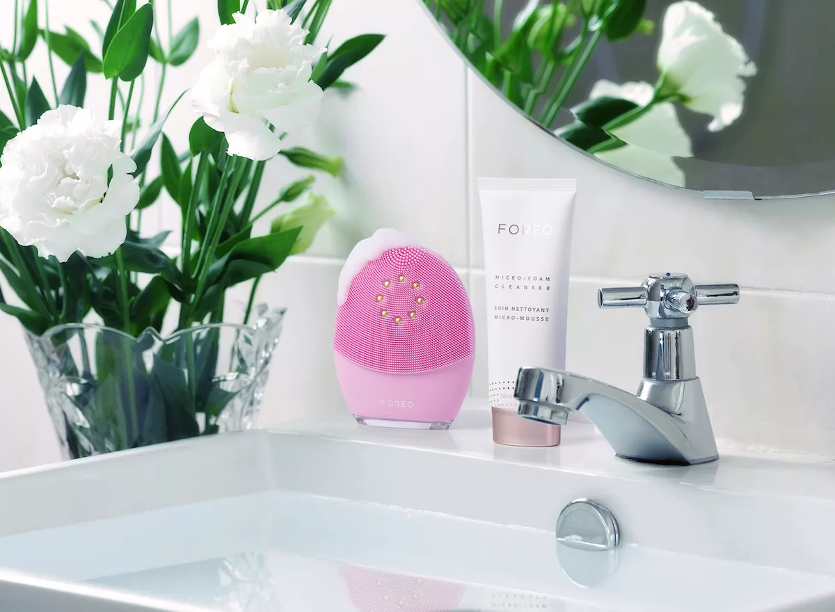 A,Vase,Of,Flowers,In,The,Bathroom