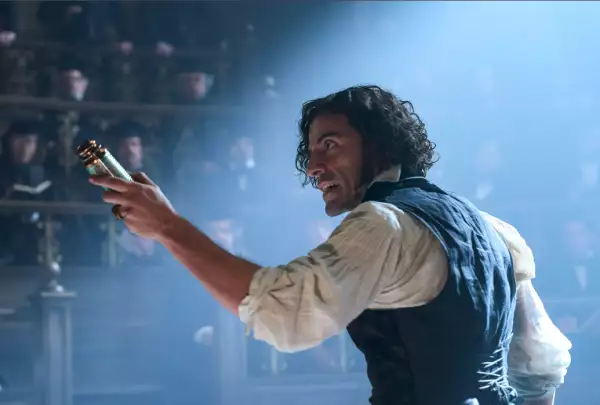 Foto de Oscar Isaac en el papel de Victor Frankenstein.