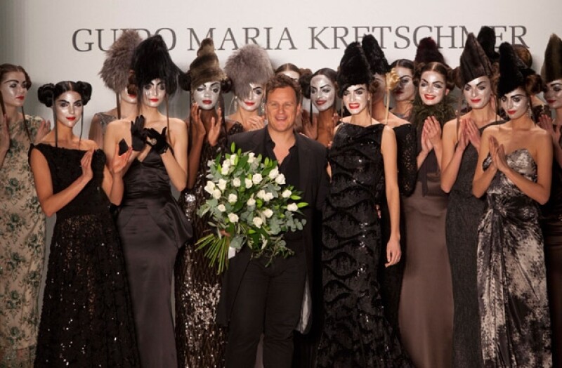 El diseñador Guido Maria Kretschmer y sus modelos.