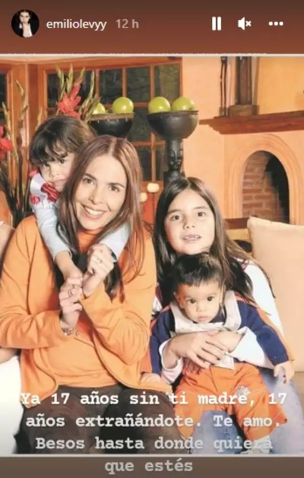 Mariana Levy con sus tres hijos.