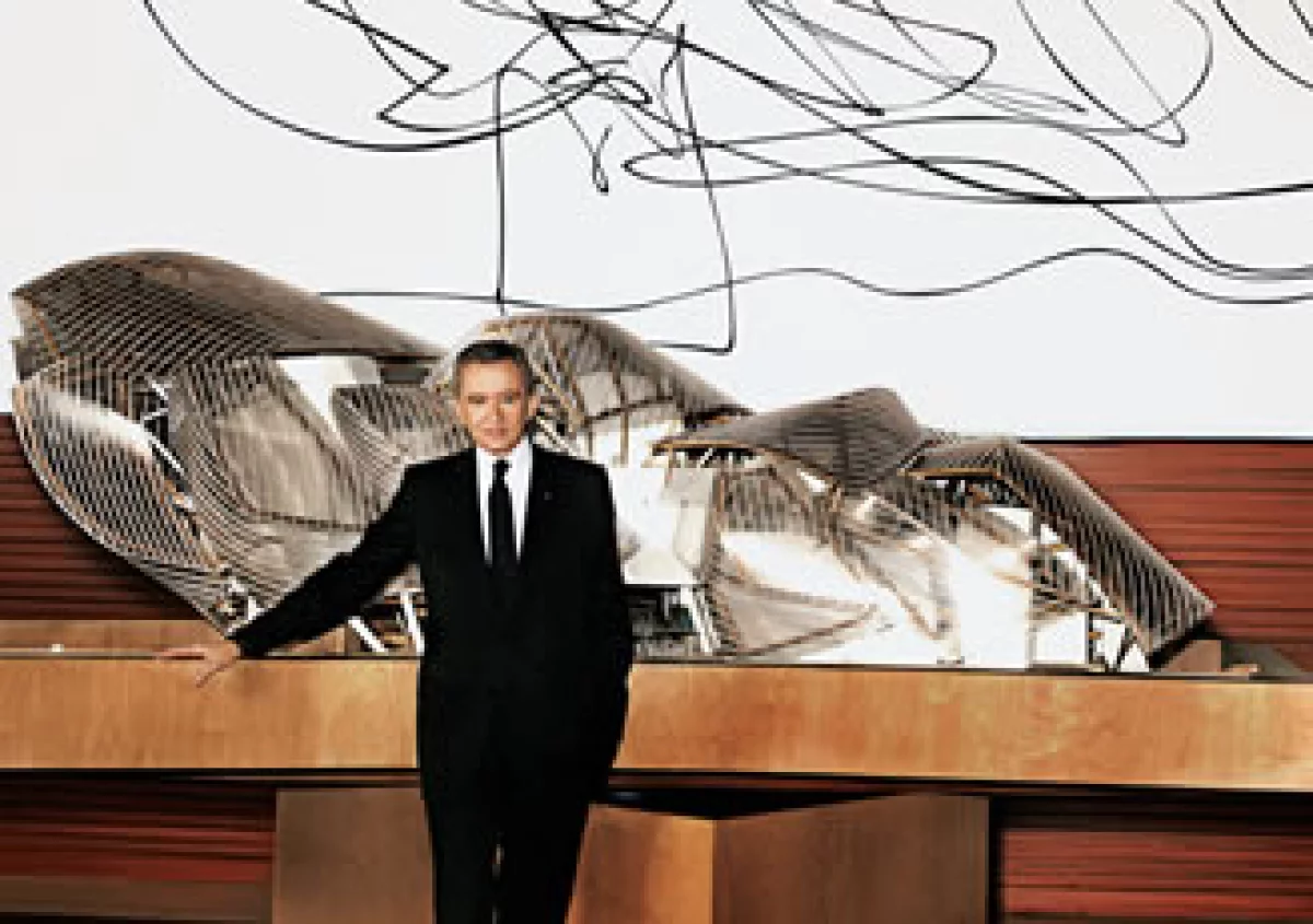 Bernard Arnault, presidente de LVMH, la firma que aglutina las principales marcas de lujo como Givenchy, Louis Vuitton y Dior. (Foto: Mario Testino)